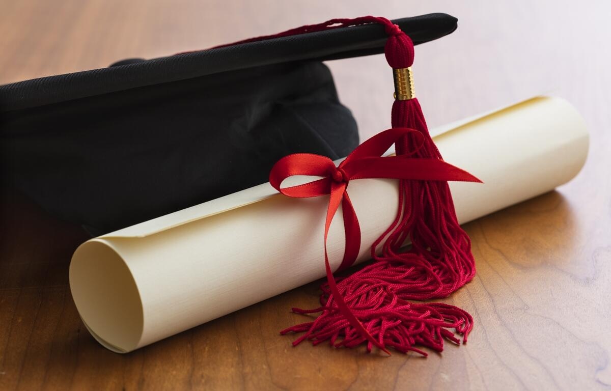 办理国外文凭 Legal Risks and Safer Solutions with BuyDiplomaand