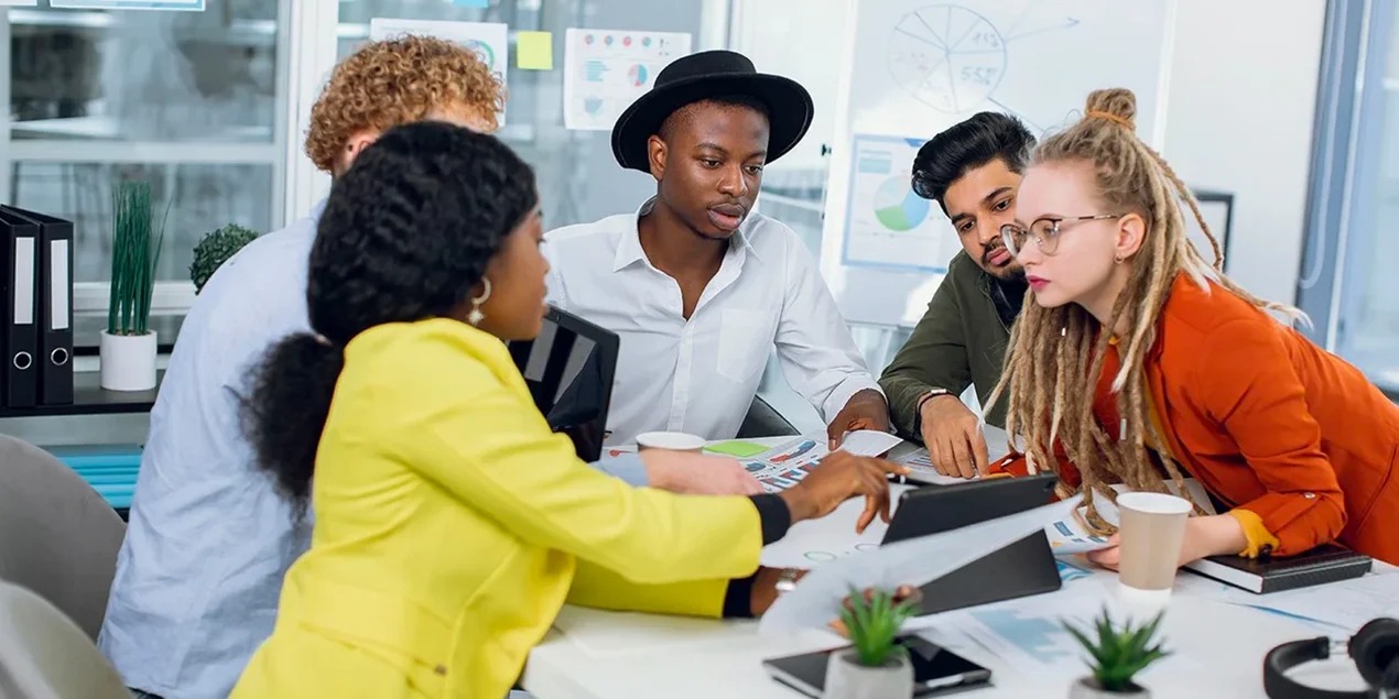 How B2B SaaS Companies Use Competitive Intelligence for Sales